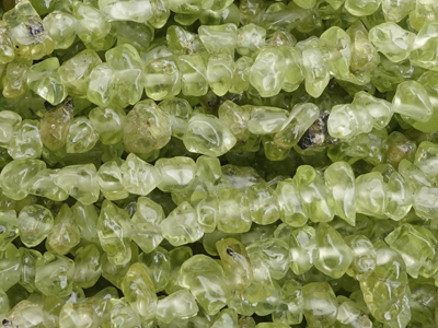 kleine Peridot Steinperlensplitter Nahaufnahme